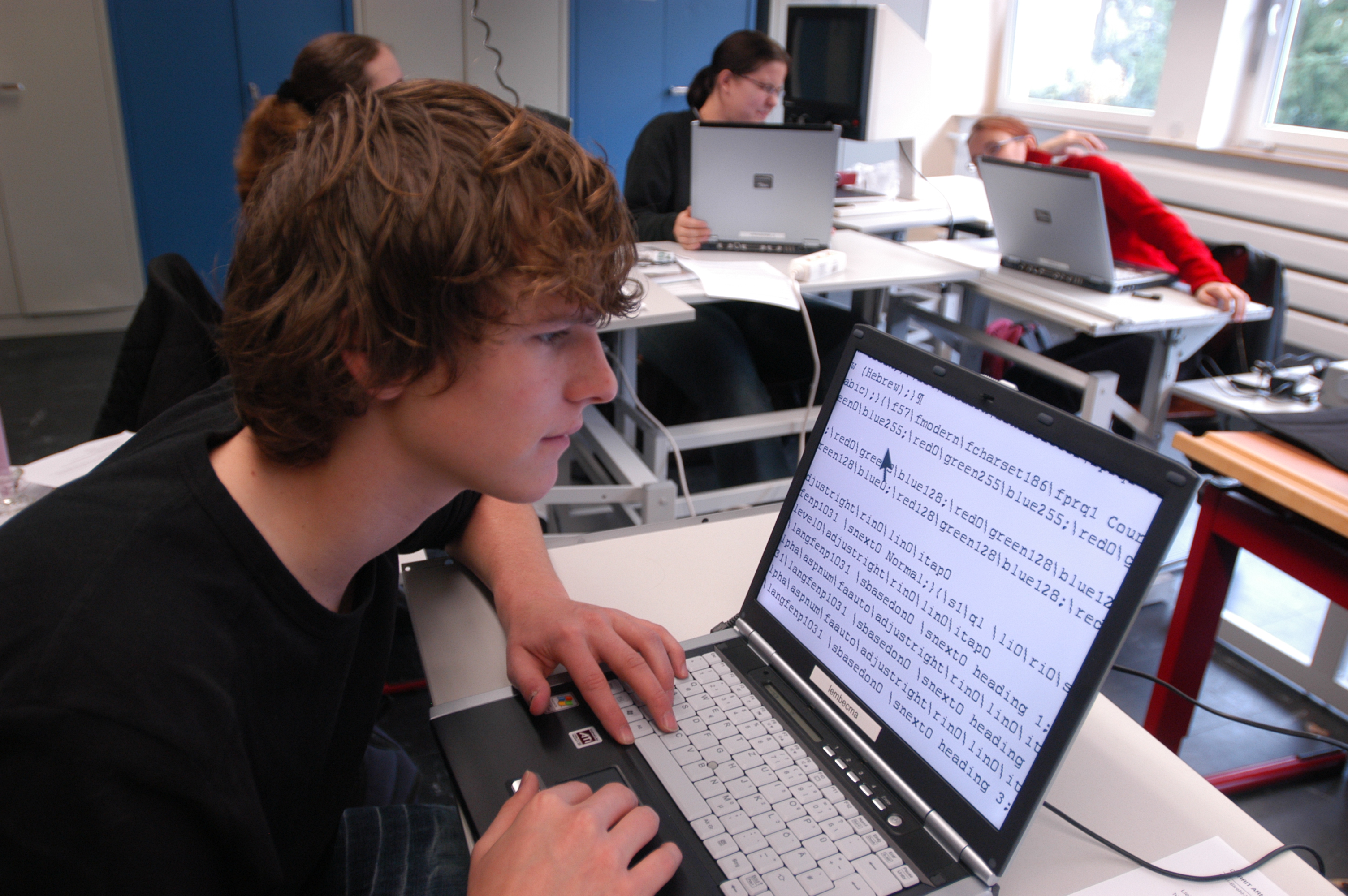 Ein junger Mann arbeitet am Laptop.